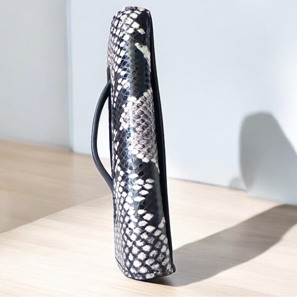 Henri Bendel Snakeskin Crossbody Wallet / Clutch - Picture 5 of 8